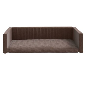 Braunes Haustiersofa mit einem gepolsterten Kissen und niedrigen Armlehnen, entworfen für Komfort und Stil in einem Online-Haustiergeschäft.