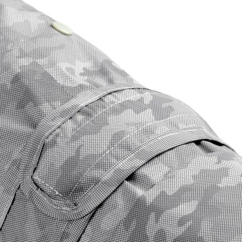 Nahaufnahme einer grauen Haustierjacke mit einem strukturierten Stoff und einem subtilen Muster, die einen Knopf und Nähdetails zeigt.