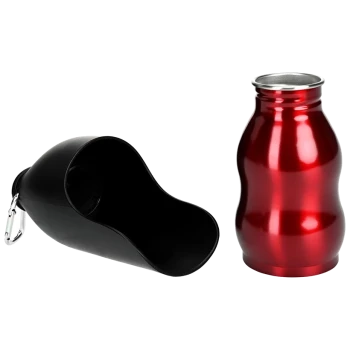 Une pelle en plastique noir pour nourriture pour animaux avec un clip carabine à côté d'un conteneur de nourriture pour animaux en métal rouge brillant.