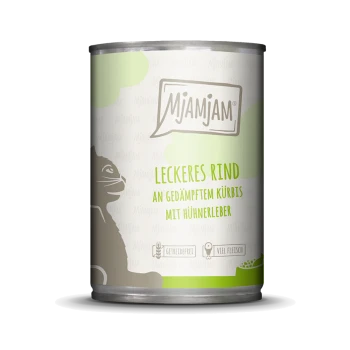 Katzenfutterdose mit dem Etikett "Mjamjam", das "Leckeres Rind an gedämpftem Kürbis mit Hühnerleber" zeigt und Illustrationen einer Katze enthält.