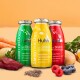 Drei SmoothieDog-Flaschen (Lamm, Huhn, Rind) mit der Aufschrift „Der SNACK für jeden Hund“, umgeben von Fleisch, Beeren, Gemüse und Samen.