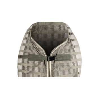 Eine Nahaufnahme einer Haustierweste in einem gedämpften Grünton, mit einem Netzdesign und einem Frontreißverschluss mit Schnallenverschluss.