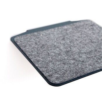 Grau gefilzter Tiermatte mit dunklem Rand, entworfen für Komfort und Stil in der Tierpflege.