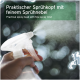 Praktischer Sprühkopf mit feinem Nebel, in einer Hand gehalten, mit einem verschwommenen Hintergrund aus hellem Bokeh.