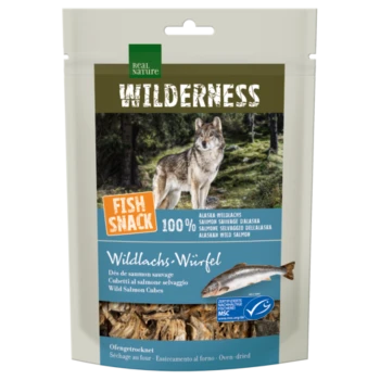 Emballage de Real Nature Wilderness Fish Snack avec des cubes de saumon sauvage, présentant un loup dans une forêt et le texte "100% Alaska Wild Salmon".