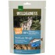Real Nature Wilderness Fish Snack Verpackung mit wilden Lachs-Würfeln, mit einem Wolf im Wald und dem Text "100% Alaska Wild Salmon."