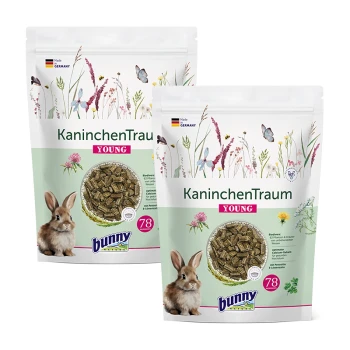Zwei Tüten "KanichenTraum YOUNG" Kaninchenfutter von Bunny, mit einem niedlichen Kaninchen auf der Vorderseite und floralen Designs, beschriftet mit "Hergestellt in Deutschland."