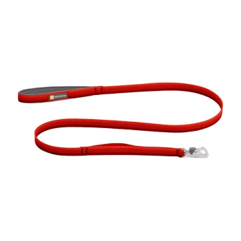 Rote Hundeleine mit gepolstertem Griff und Metallclip, mit einem "RUFFWEAR"-Etikett.