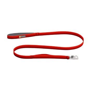 Rote Hundeleine mit gepolstertem Griff und Metallclip, mit einem "RUFFWEAR"-Etikett.
