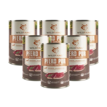 Sechs Dosen Wildfang Pferd Pur B.A.R.F. Qualität Premium-Hundefutter mit Pferdefleisch auf dem Etikett.