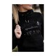 Eine Nahaufnahme einer Person, die einen schwarzen Hoodie mit dem Text "SPOOKS equestrian TEAM" in glänzender Schrift trägt.