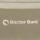 Logo von "Doctor Bark" mit einer Hundesilhouette, in Weiß auf einem strukturierten olivgrünen Hintergrund gedruckt.