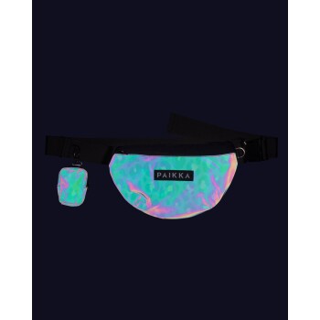 Eine stilvolle, schillernde Bauchtasche mit einem schwarzen Riemen und dem Logo 'PAIKKA', das prominent auf der Vorderseite angezeigt wird, zusammen mit einem passenden kleinen Beutel.