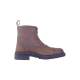 Brauner Leder-Ankle-Boot mit seitlichem Reißverschluss und einer robusten schwarzen Sohle, vor einem weißen Hintergrund präsentiert.