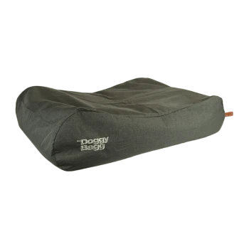 Ein dunkelgraues Hundebett mit einer geschwungenen Form, auf der Seite mit dem Text "Doggy Bagg" bestickt.
