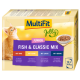 Eine Packung MultiFit Junior Fish & Classic Mix Katzenfutter mit einem verspielten orangefarbenen Kätzchen, das Rind-, Huhn-, Lachs- und Heringgeschmack zeigt.