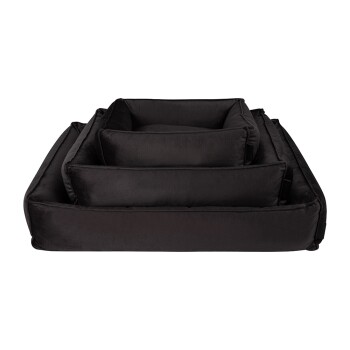 Ein Stapel von drei plüschigen schwarzen Haustierbetten in verschiedenen Größen, entworfen für Komfort und Stil.
