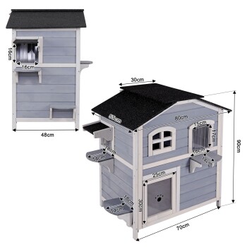 Ein Holz-Haustierhaus mit einem schrägen Dach, das mehrere Plattformen, ein Fenster und eine Tür hat. Die Abmessungen sind in Zentimetern angegeben.