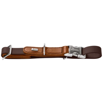Braunes Lederhalsband mit gepolsterten Details, silberner Schnalle und D-Ring; 'HUNTER'-Logo auf der Schnalle sichtbar.