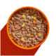 Schüssel mit Haustierfutter, die eine Mischung aus Quinoa, Hackfleisch und gewürfeltem Gemüse zeigt, vor einem orangefarbenen Hintergrund.
