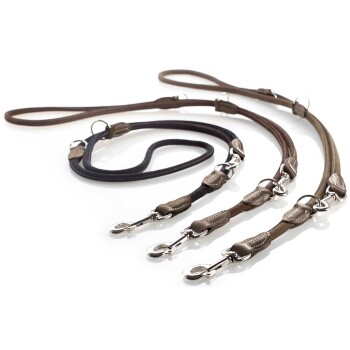 Drei stilvolle Hundeleinen in unterschiedlichen Längen und Farben, mit Metallclips und Lederakzenten, auf einem weißen Hintergrund präsentiert.