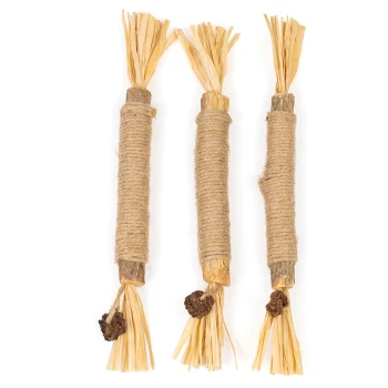 Drei natürliche Katzenminze-Sticks, die in Schnur gewickelt sind, mit ausgefransten Enden und kleinen, zapfenähnlichen Anhängern, auf einem weißen Hintergrund.