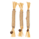 Drei natürliche Katzenminze-Sticks, die in Schnur gewickelt sind, mit ausgefransten Enden und kleinen, zapfenähnlichen Anhängern, auf einem weißen Hintergrund.