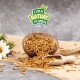 Schüssel mit getrockneten Mehlwürmern, die auf eine Juteschicht fallen, mit einem Holzlöffel in der Nähe; zeigt das Logo "LYRA NATURE POWER".