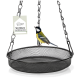 Ein bunter Vogel, eine Kohlmeise, sitzt auf einem schwarzen Netzvogelfutterspender mit einer hängenden Kette, mit einem Etikett, das "Mit Haken Aufhängung" liest.
