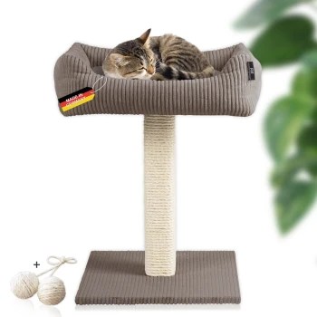 ® Katzenbaum Wolly mit kuscheligem Katzenbett, waschbarer Kissenbezug Ein gemütliches Katzenbett mit einem gestreiften Kissen, auf dem eine schlafende getigerte Katze zu sehen ist, die an einem Kratzbaum befestigt ist. Das Etikett lautet 'Hergestellt in Deutschland.'