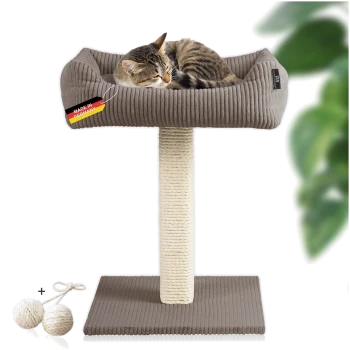 Ein gemütliches Katzenbett mit einem gestreiften Kissen, auf dem eine schlafende getigerte Katze zu sehen ist, die an einem Kratzbaum befestigt ist. Das Etikett lautet 'Hergestellt in Deutschland.'