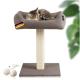 Ein gemütliches Katzenbett mit einem gestreiften Kissen, auf dem eine schlafende getigerte Katze zu sehen ist, die an einem Kratzbaum befestigt ist. Das Etikett lautet 'Hergestellt in Deutschland.'