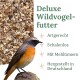 Gemischte Vogelfuttermischung und kleiner Vogel mit orangefarbener Brust; Etikett 'Deluxe Wildvogelfutter' mit vier deutschen Aufzählungspunkten