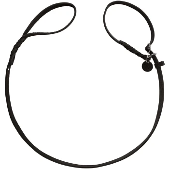 Schwarzes Lederhalsband für Haustiere mit geflochtenem Detail und verstellbarem Schlaufen, ausgestattet mit einem kleinen Metallschild.