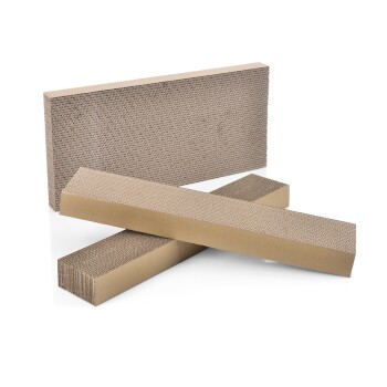 Drei Stücke aus Wellpappe-Kratzpads für Katzen, unterschiedlich in Größe und Form, auf einem weißen Hintergrund angeordnet.