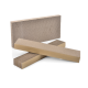 Drei Stücke aus Wellpappe-Kratzpads für Katzen, unterschiedlich in Größe und Form, auf einem weißen Hintergrund angeordnet.