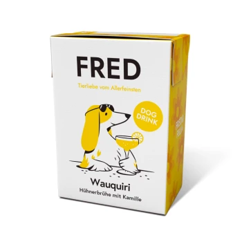 Karton von 'FRED Wauquiri', einem Hundetrinkprodukt mit einem Cartoon-Hund in Sonnenbrille, der einen Cocktail hält, mit dem Text 'DOG DRINK' und 'Hühnerbrühe mit Kamille.'