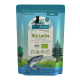 Emballage de nourriture pour animaux de compagnie à base de saumon biologique avec un design bleu et vert, illustré par un poisson et du texte en plusieurs langues.