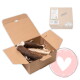 Geöffnete Kraftpapierbox mit Rehgeweih-Kauartikeln für Hunde, darüber eine kleine geschlossene FOURLEGS-gebrandete Schachtel und ein rosafarbenes Herz unten rechts.