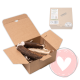 Geöffnete Kraftpapierbox mit Rehgeweih-Kauartikeln für Hunde, darüber eine kleine geschlossene FOURLEGS-gebrandete Schachtel und ein rosafarbenes Herz unten rechts.