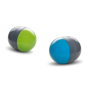 Elektronisches Hundespielzeug Ricochet Zwei interaktive Haustierspielzeuge in lebhaftem Grün und Blau, mit einem grauen Band, entworfen, um Haustiere zu beschäftigen.