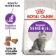 Sac de nourriture pour chat Royal Canin Sensible avec une illustration de chat gris et du texte sur la nutrition santé, la digestion optimale et la taille de croquettes adaptée.