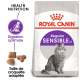 Sac de nourriture pour chat Royal Canin Sensible avec une illustration de chat gris et du texte sur la nutrition santé, la digestion optimale et la taille de croquettes adaptée.