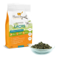 Eine Tüte mit "Ich liebe meine Katze" Lachs-Katzenfutter, beschriftet mit "LACHS", neben einer Schüssel mit Trockenfutter, die getreidefrei und mit Omega-3-Vorteilen hervorgehoben wird.