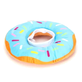 Ein plüschiges, donutförmiges Haustierhalsband in Blau mit bunten Streuseln und einem orangefarbenen Rand, entworfen für den Komfort von Haustieren.