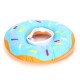 Ein plüschiges, donutförmiges Haustierhalsband in Blau mit bunten Streuseln und einem orangefarbenen Rand, entworfen für den Komfort von Haustieren.