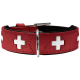 Roter Leder-Haustierhalsband mit weißen Kreuzausschnitten und silberner Schnalle, vor einem weißen Hintergrund präsentiert.