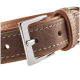 Nahaufnahme eines braunen Lederhalsbands für Haustiere mit einer silbernen Metallschnalle und Nähdetails.