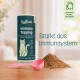 KatKare 'Immuno Topping'-Dose mit Katzenillustration, pinker Messlöffel und Pulverhaufen; sichtbarer Text 'Stärkt das Immunsystem'