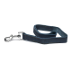 Eine dunkelblaue Lederhundeleine mit gelben Nähten und einem Metallclip zur Befestigung, flach auf einem weißen Hintergrund ausgelegt.